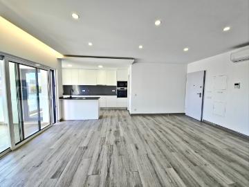 Apartamento com garagem, arrecadação e agradável Vista Mar
