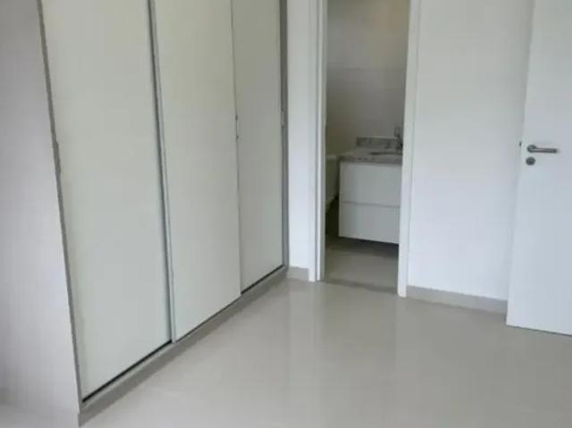 Apartamento com dois quartos com armarios vista livre para avenida