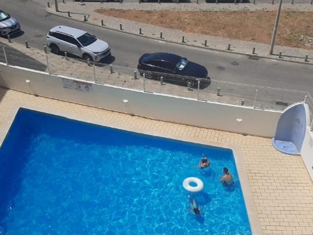 Apartamento com dois quartos em condomínio com piscina a 3 minutos da praia a pé