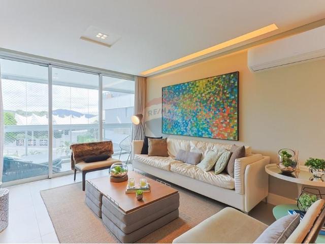 Apartamento com duas suítes finamente mobiliado em Jurerê Internacional à 50 metros do mar