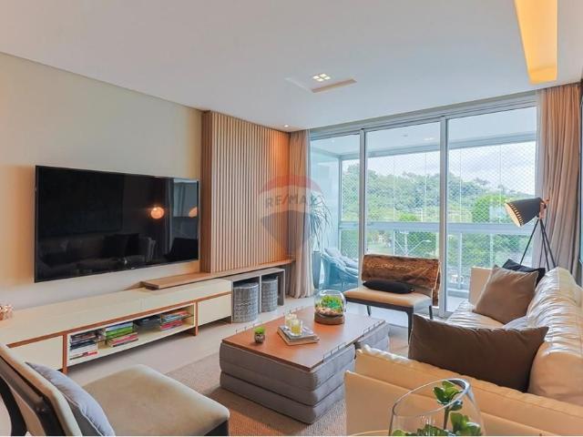 Apartamento com duas suítes finamente mobiliado em Jurerê Internacional à 50 metros do mar