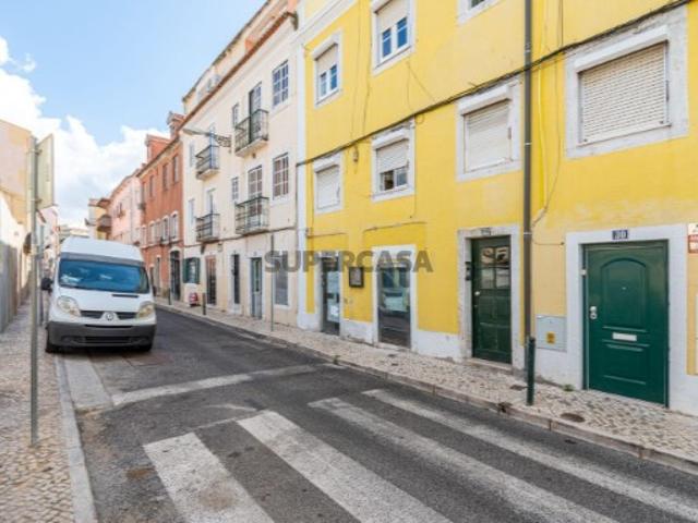 Apartamento com enorme potencial na prestigiada zona da Lapa / Estrela