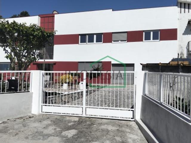 Apartamento com jardim e garagem individual