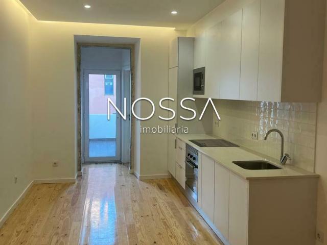 Apartamento com logradouro para Arrendar na Penha de França