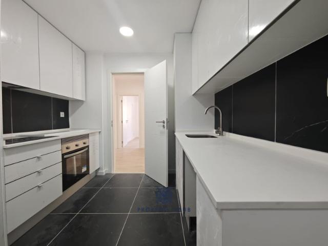 Apartamento com Logradouro Privativo Totalmente Renovado na Amadora