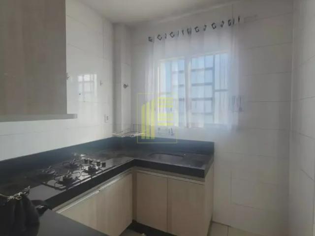 Apartamento com movéis planejados, 02 quartos e garagem no Jardim Vetorasso