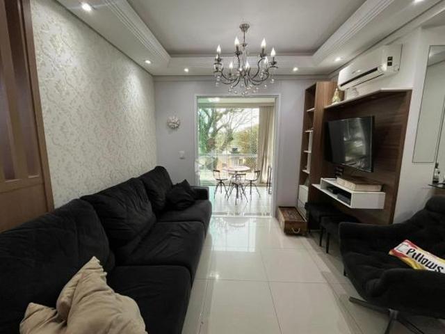 Apartamento com sacada e vaga coberta