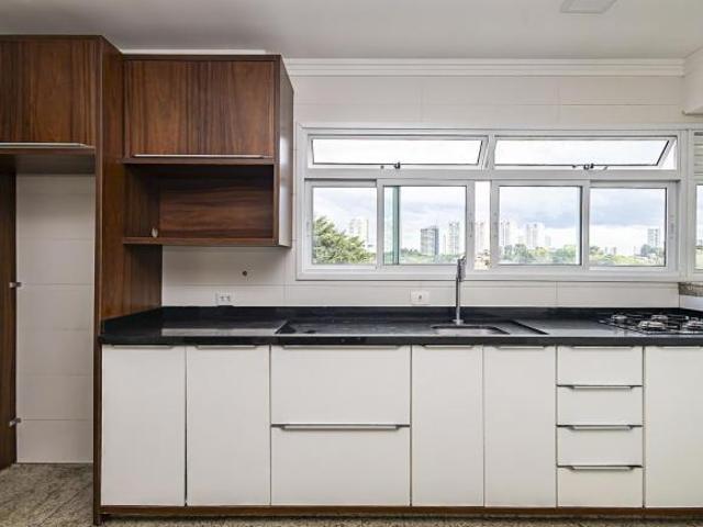Apartamento com suíte, sacada com churrasqueira e vaga coberta!