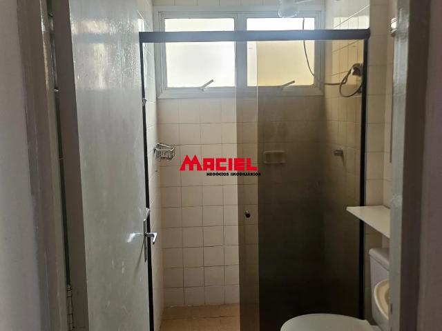 apartamento com planejados nos quartos e cozinha banheiro com box e uma sacada