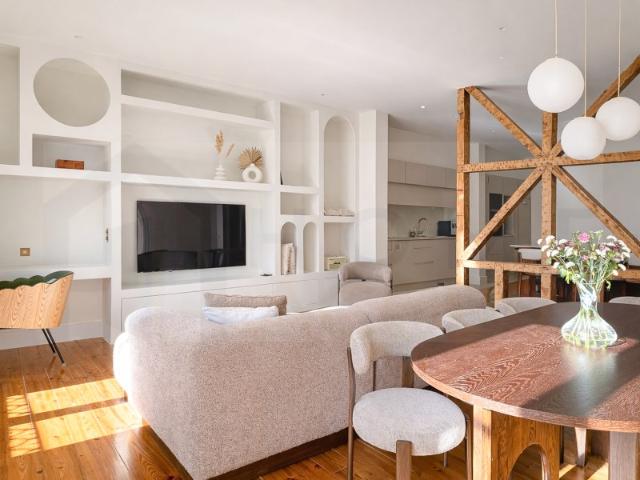 Apartamento com três quartos e casa de banho privativa num edifício histórico