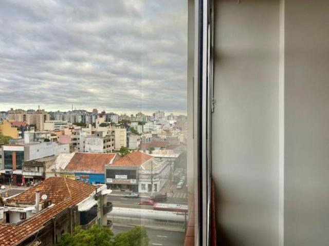 Apartamento com três quartos sendo uma suíte