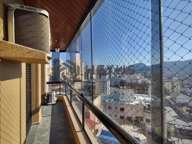 Apartamento com varanda e lazer na Praia da Enseada, Guaruja