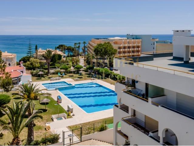 Apartamento com Vista Mar e Piscina Arrendamento de Curta Duração, a 300m da Praia da Cova Redonda