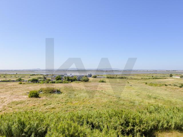 Apartamento com Vista Rio e Campo: Luz Nascente/Poente, Escolas e Comércio à Porta, no Montijo