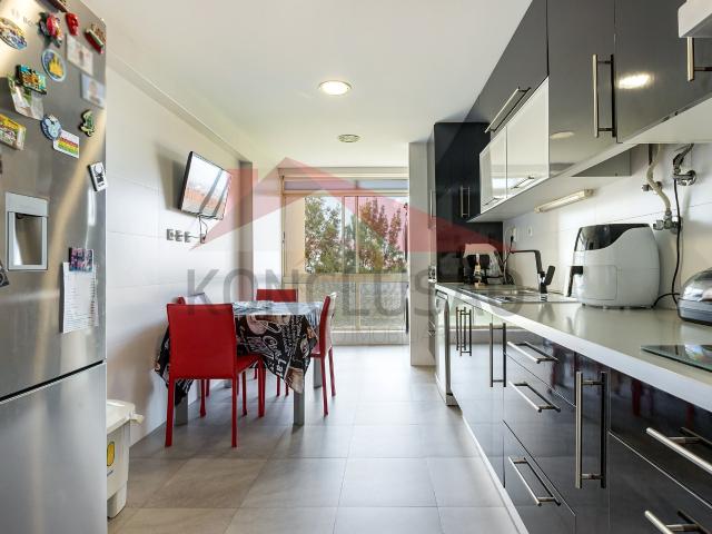 Apartamento com vista Rio, Remodelado, garagem, arrecadação e excelente exposição solar