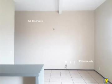 Apartamento compacto com varanda e custo acessível no Jardim Cearense