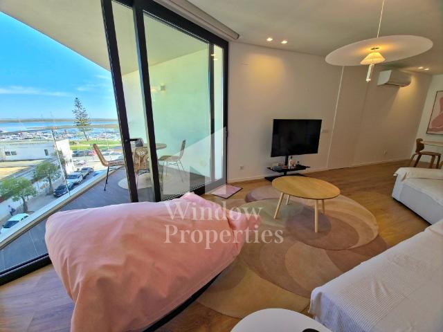 Apartamento contemporâneo em condomínio, frente à Ria Formos. 108m² Olhão