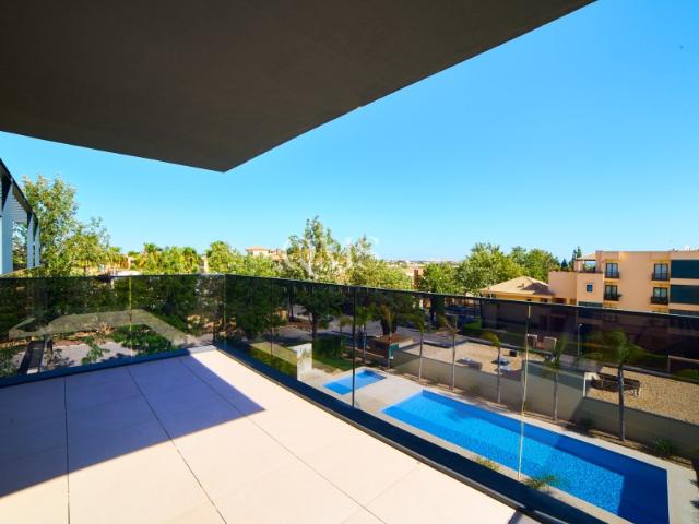 Apartamento Contemporâneo Luminoso com Piscina, Jardins e Terraço