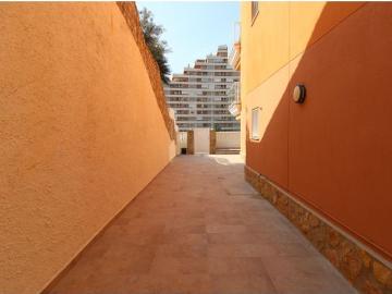 APARTAMENTO CON AMPLIA TERRAZA Y VISTAS AL MAR EN URBANIZACION BELLATERRA