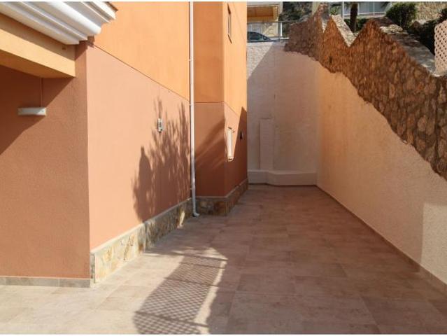 APARTAMENTO CON AMPLIA TERRAZA Y VISTAS AL MAR EN URBANIZACION BELLATERRA