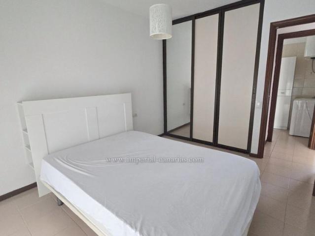 Apartamento con bonitas vistas y amplio balcón. Cerca de Supermercado y restaurantes