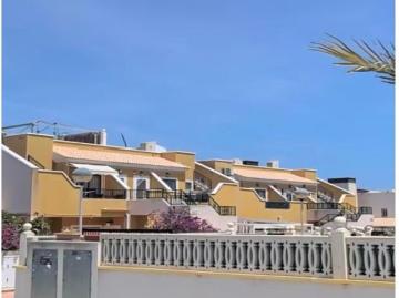 ¡APARTAMENTO CON GRAN TERRAZA Y PISCINA EN ARENALES DEL SOL!