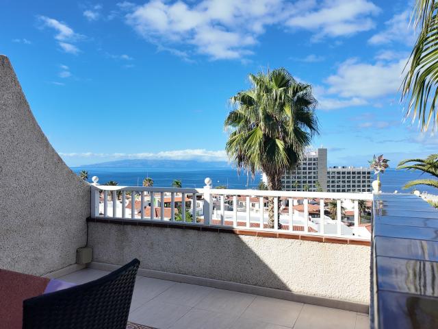 Apartamento con entrada privada y amplia terraza con impresionantes vistas al mar