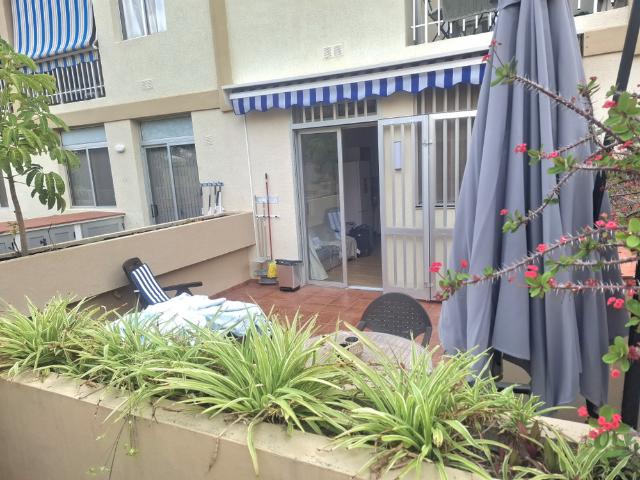 Apartamento con habitación, patio y piscina