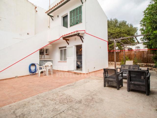 Apartamento con jardín privado y parking en Punta Prima