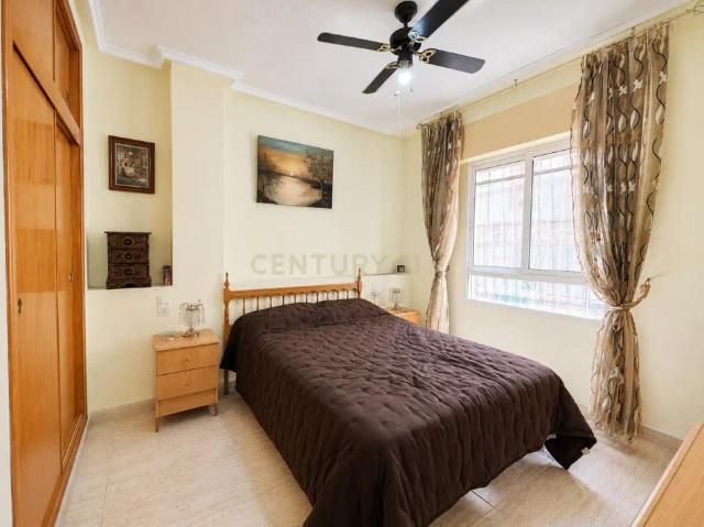 Apartamento con piscina en alquiler en Calle Santomera, 19, Torrevieja, Spain