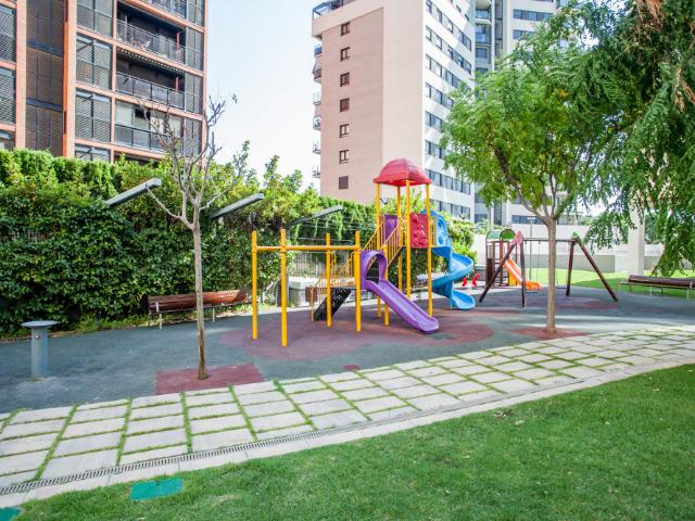 Apartamento con piscina, garaje, AC y Wifi