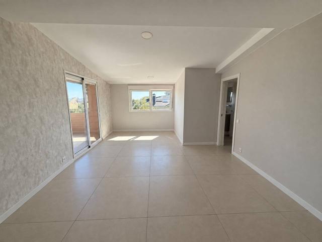 APARTAMENTO CON TERRAZA Y ACCESO A PISCINA COMPARTIDA EN CASTELLARNAU