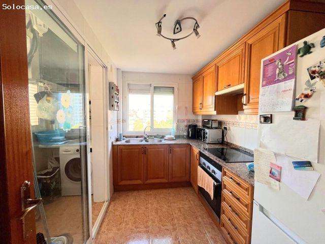 APARTAMENTO CON TERRAZA Y VISTAS AL MAR, AMUEBLADO, PISCINA COMUNITARIA, TRASTERO, AIRE ACONDICIONAD