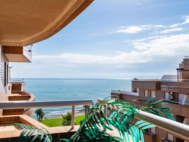 Apartamento con terraza y vistas al mar, en primera linea de. 64m² Oropesa