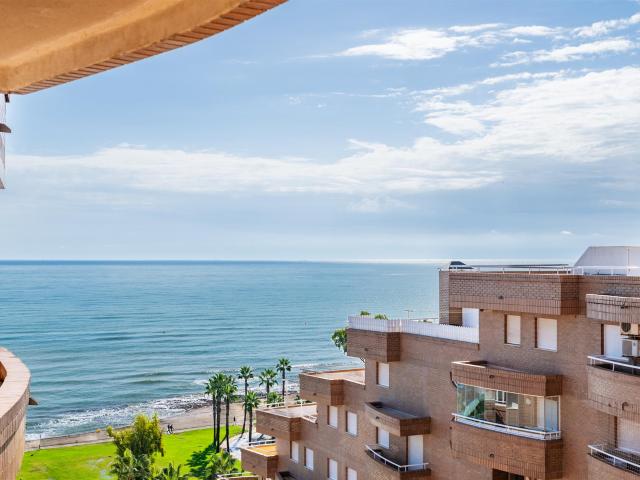 Apartamento con terraza y vistas al mar, en primera linea de. 64m² Oropesa