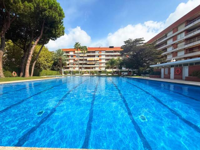 Apartamento con terraza soleada a 2 min de la playa con piscina gigante