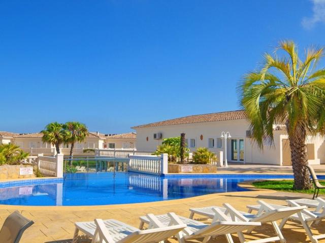 Apartamento con vistas a la piscina en Parques Casablanca Be. 81m² Benissa