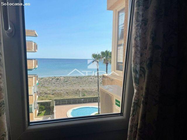Apartamento con vistas abiertas al mar situado en 1ª línea playa Daimús a solo 10 metros del mar