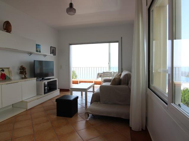 Apartamento con vistas al mar, para alquiler de temporada, con dos dormitorios y parking