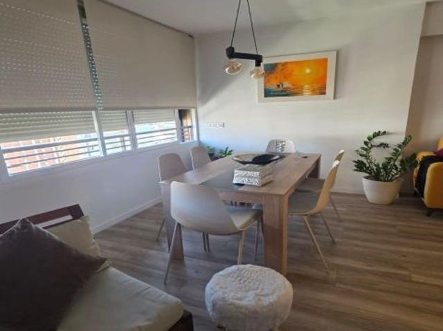 Apartamento con vistas al mar, piscina y parking