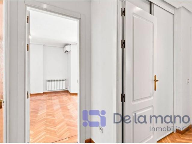 APARTAMENTO CON VISTAS DESPEJADAS, GARAJE Y PISCINA
