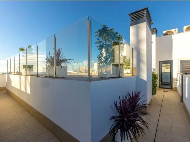 Apartamento construido en 2024 66 m² 3ª planta con piscina en la azotea, en pleno centro de la c