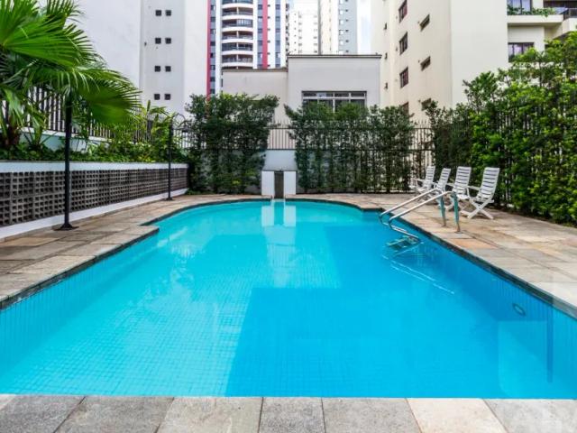 Apartamento clássico em rua tranquila e arborizada, 4 dormitórios sendo 3 suítes e 4 vagas