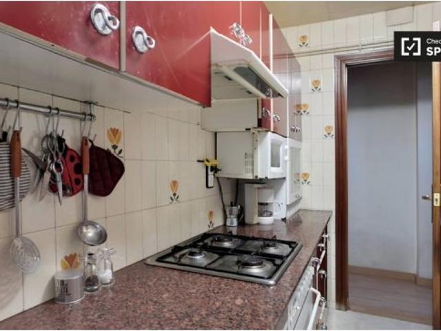 Apartamento clásico de 4 dormitorios en alquiler en Sants