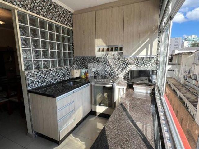Apartamento clássico e bem localizado na Rua Doutor Carlos de Carvalho no Batel