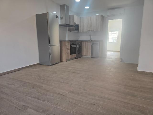 Apartamento de 40m2 útiles TOTALMENTE REFORMADO A ESTRENAR! Distribuido en un dormitorio con baño en suite, salón y cocina