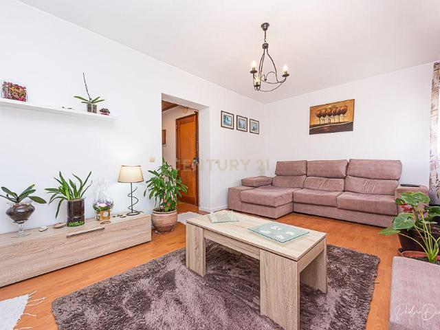 Apartamento de 4 assoalhadas c/ Varanda ESTADO IMACULADO!