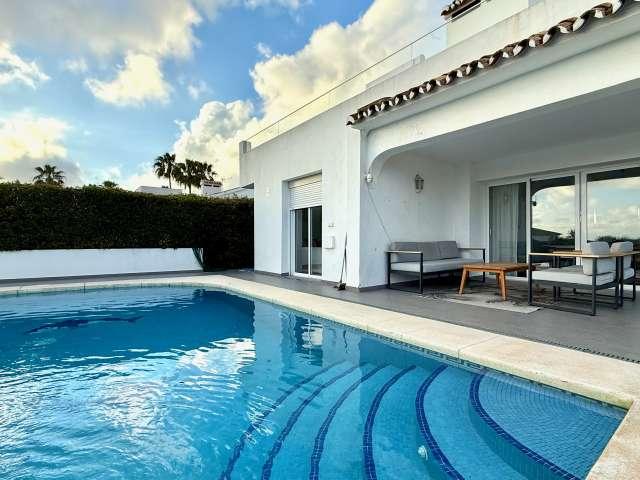 Apartamento de 4 dormitorios en alquiler en Mijas, Málaga