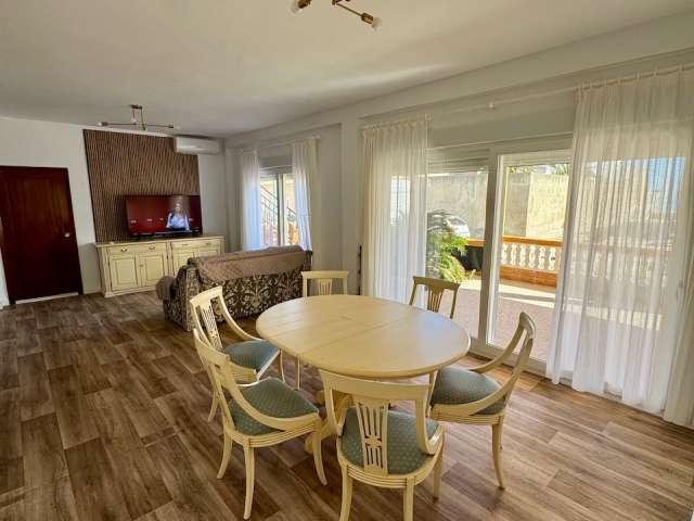 Apartamento de 4 dormitorios en alquiler en Oliva, Valencia