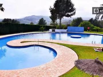 Apartamento de 4 dormitorios en alquiler en Benitachell